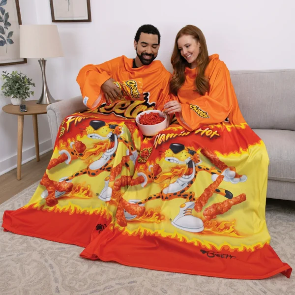 Snuggie, la Manta Portátil Original con Mangas, Forro Polar Súper Suave, Flamin' Hot Cheetos - Imagen 3