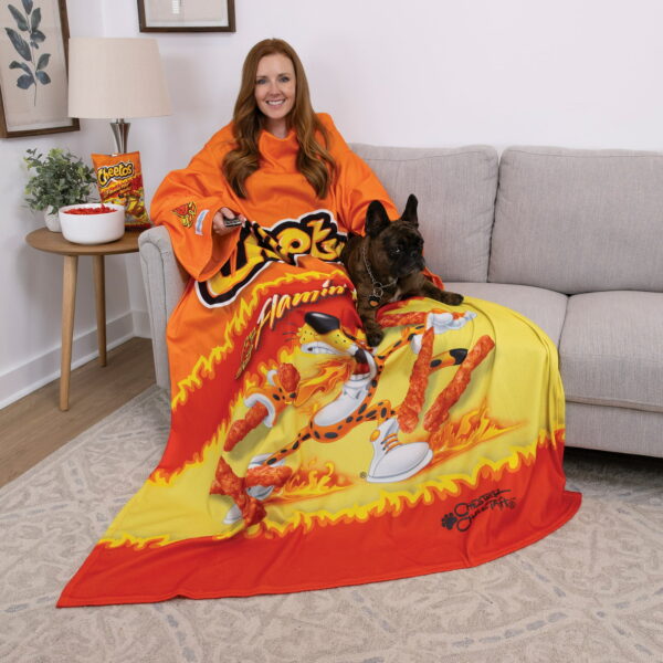 Snuggie, la Manta Portátil Original con Mangas, Forro Polar Súper Suave, Flamin' Hot Cheetos - Imagen 4