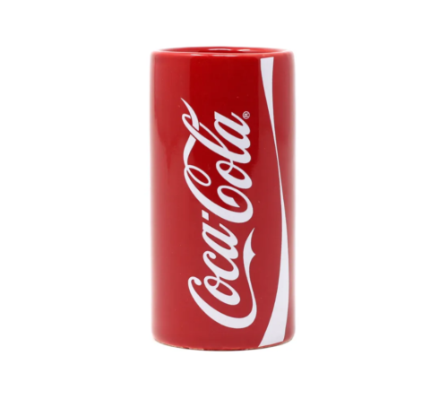 Vaso de chupito de cerámica con lata de Coca-Cola