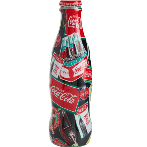 Botella de Coca-Cola con letreros lanzados y envuelta en papel de regalo