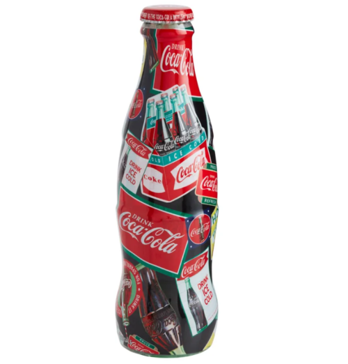 Botella de Coca-Cola con letreros lanzados y envuelta en papel de regalo